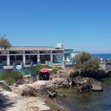 Da qui possiamo avere una visione d�insieme dello stabilimento, arrampicato su un�alta costa rocciosa fatta di insenature e grotte: un piccolo gioiello che � stato fatto morire, senza un perch�